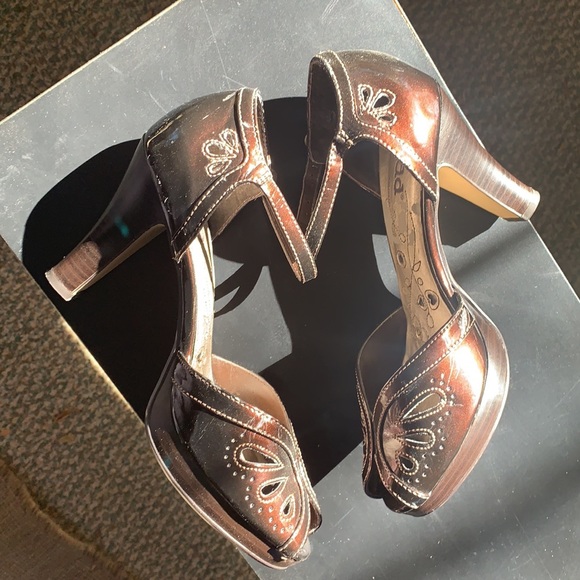 Mudd Candor Iridescent Burgundy Peep Toe Sandals  size 7M - 3-1/2” Heel - Picture 3 of 4